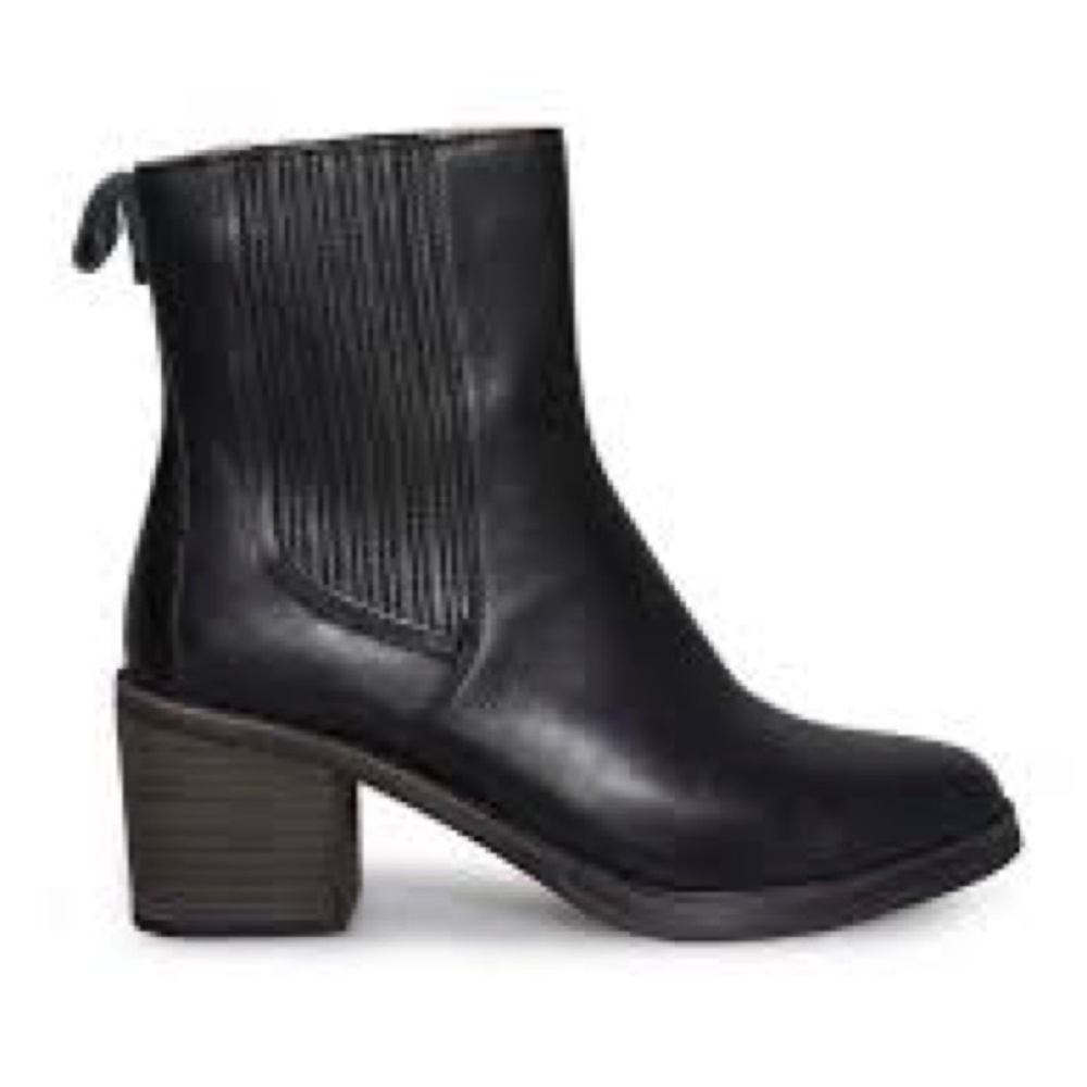 UGG CAMDEN BLACK BOOTS SIZE 8.5
